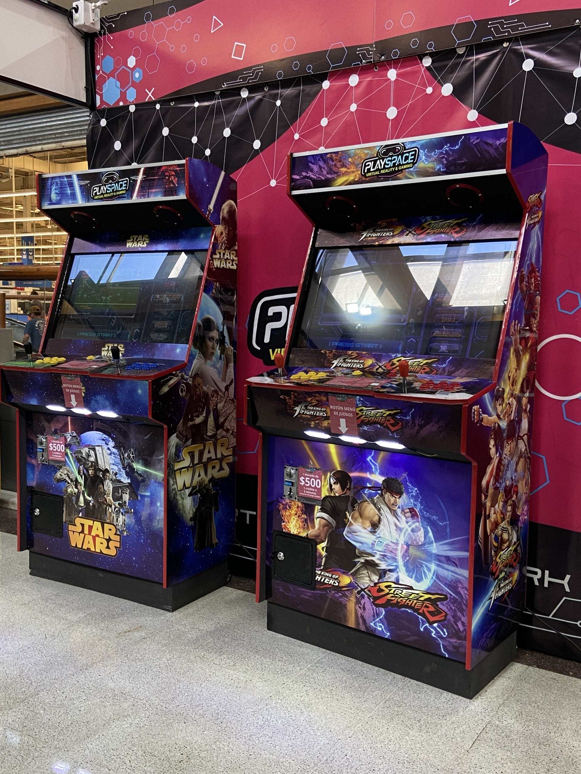 Zona arcade con máquinas clásicas
