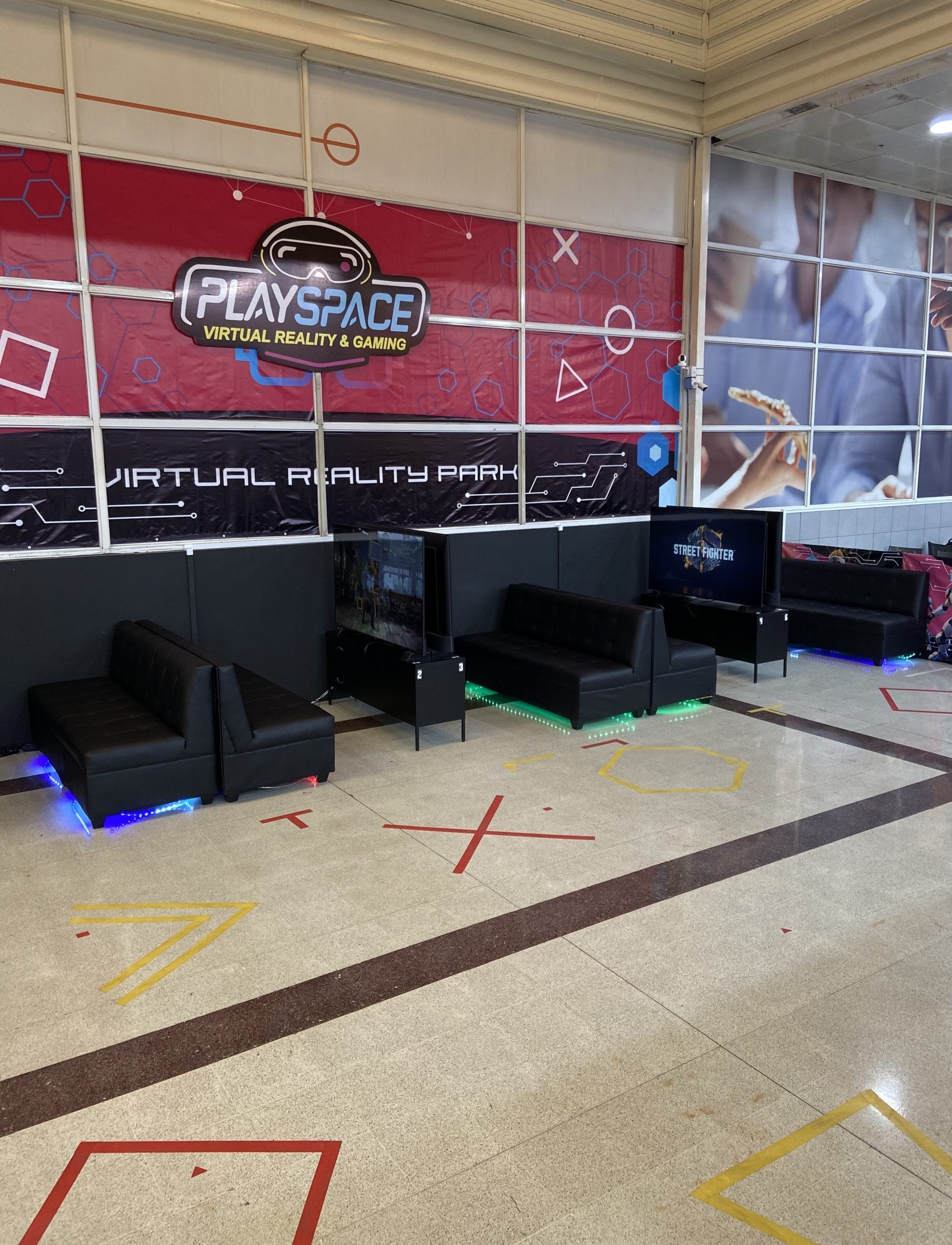 Sala PlayStation 5 con pantallas 4K