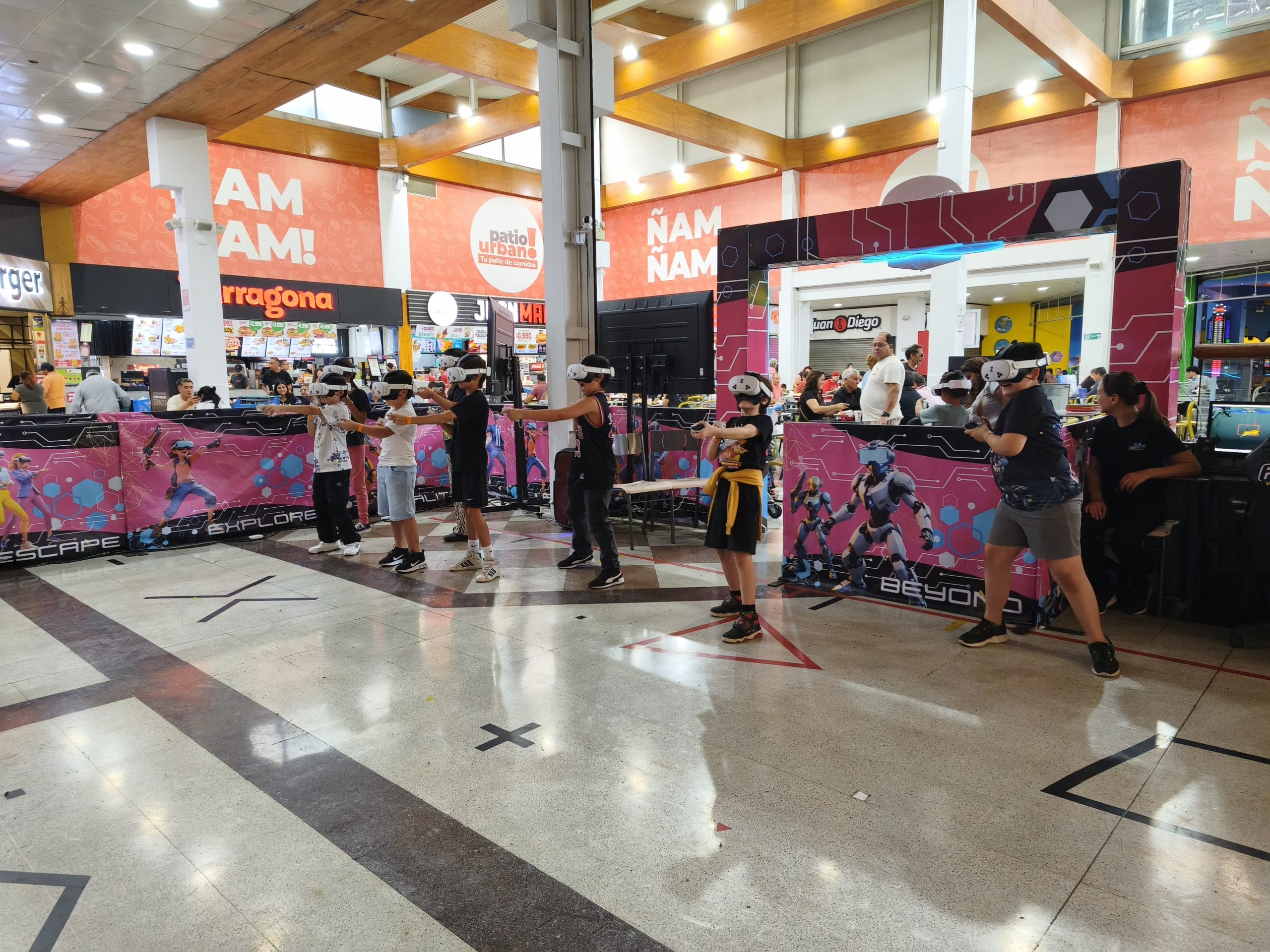 Grupo jugando VR de libre movimiento en PlaySpace